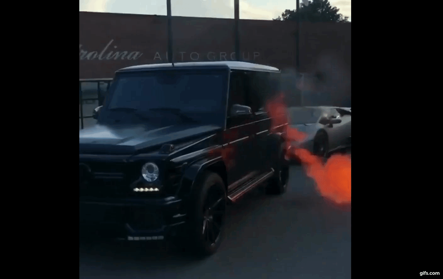 Mercedes-Benz G-Class dằn mặt siêu xe Lamborghini Huracan bằng màn nẹt pô Mercedes-Benz G-Class dằn mặt siêu xe Lamborghini Huracan bằng màn nẹt pô