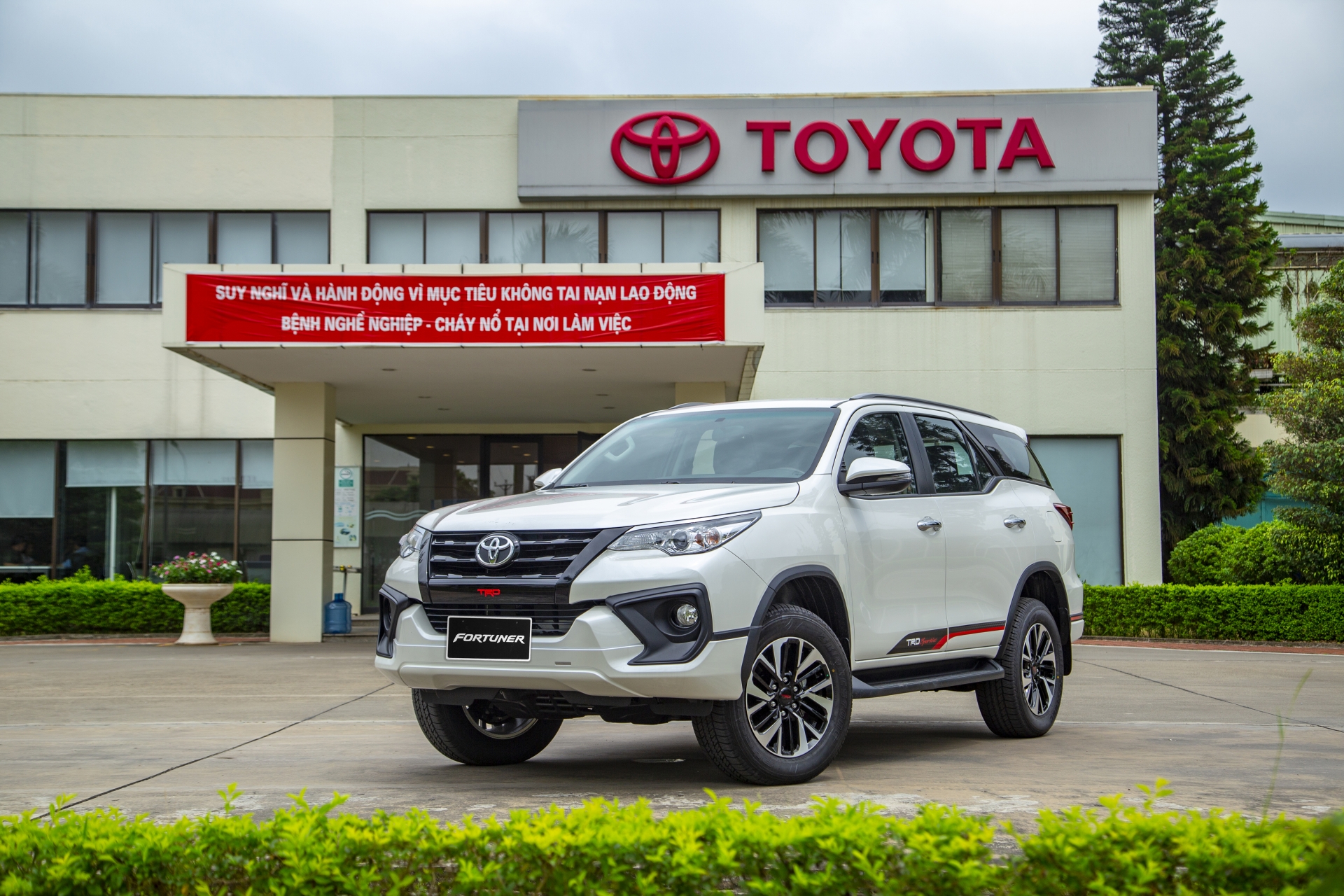 5 ly do cac cong ty dich vu van chuyen tin dung toyota fortuner va innova