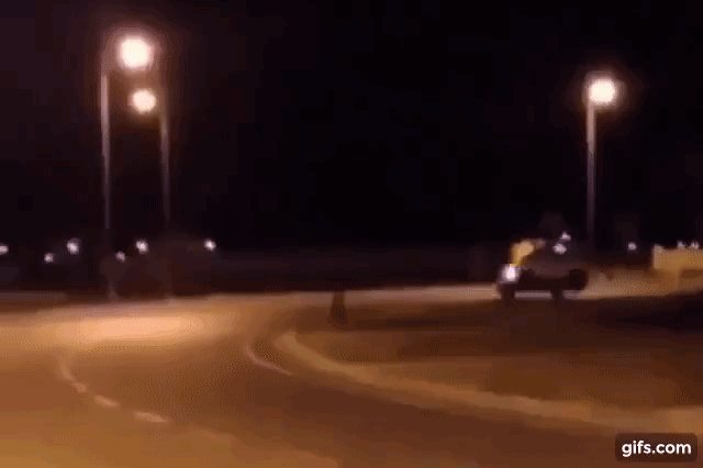 Chạy xung quanh bùng binh chỉ bằng 2 bánh xe của Mercedes-Benz G63 AMG đích thực là phong cách lái xe của nhà giàu Ả Rập Chạy xung quanh bùng binh chỉ bằng 2 bánh xe của Mercedes-Benz G63 AMG đích thực là phong cách lái xe của nhà giàu Ả Rập