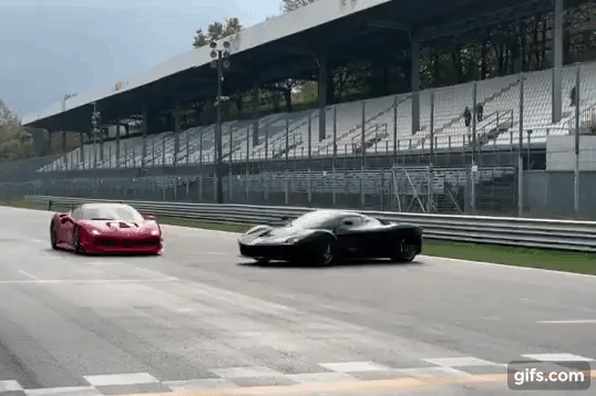 Siêu xe triệu đô Ferrari LaFerrari suýt chút nữa xảy ra va chạm với mẫu xe đua Ferrari 488 Challenge