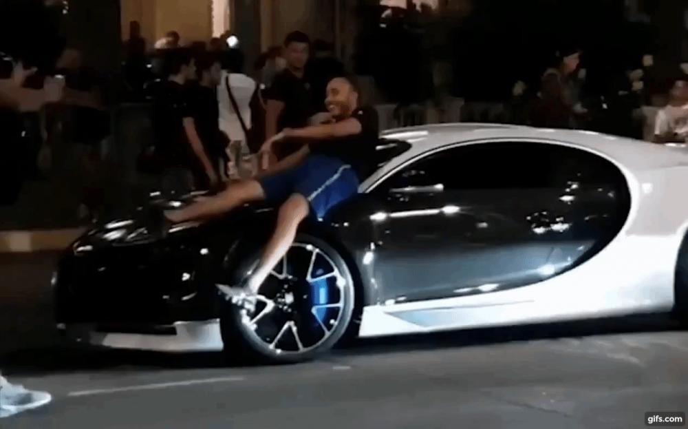 Người đàn ông trèo hẳn lên nắp capô siêu xe Bugatti Chiron chỉ để Người đàn ông trèo hẳn lên nắp capô siêu xe Bugatti Chiron chỉ để