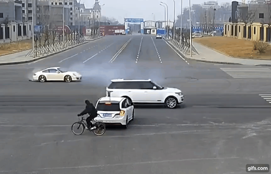 Màn drift xe Porsche 911 ngay giao lộ của trẻ trâu