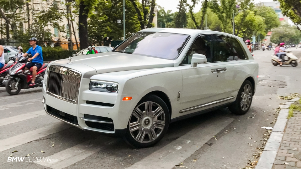 rolls royce cullinan chinh hang gia chi tu 32 ty dong