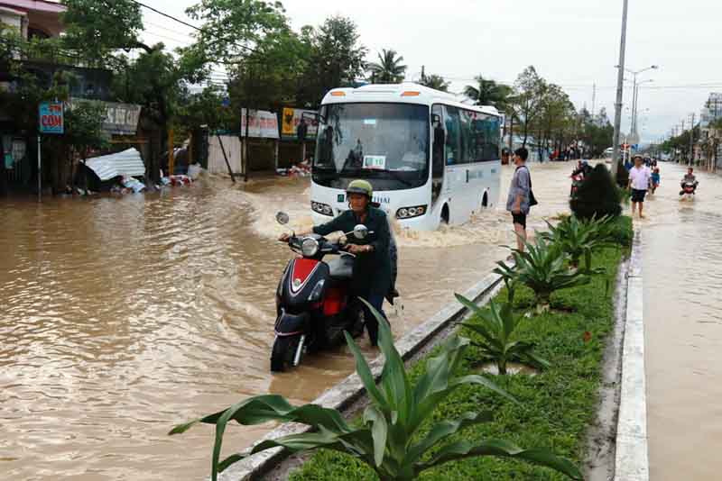 Phú Yên: Các sông “no” nước, thủy điện tiếp tục xả lũ Phú Yên: Các sông “no” nước, thủy điện tiếp tục xả lũ