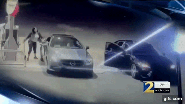 Nhờ phản ứng nhanh như cắt, cô gái ngăn được kẻ gian ăn trộm chiếc Mercedes-Benz của mình Nhờ phản ứng nhanh như cắt, cô gái ngăn được kẻ gian ăn trộm chiếc Mercedes-Benz của mình