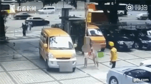 Người phụ nữ đẩy con trai vào ô tô để Người phụ nữ đẩy con trai vào ô tô để