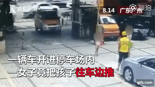 Người phụ nữ đẩy con trai vào ô tô để Người phụ nữ đẩy con trai vào ô tô để