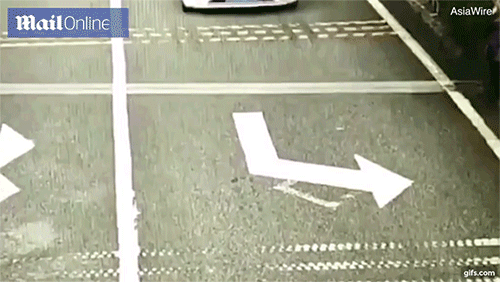 Chạy ra trước đầu ô tô để ăn vạ, người phụ nữ phải trả giá đắt Chạy ra trước đầu ô tô để ăn vạ, người phụ nữ phải trả giá đắt