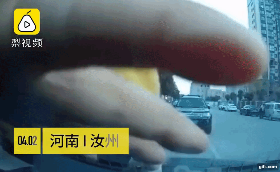 Những đứa trẻ dẫm đạp lên 10 chiếc ô tô, chi phí sửa chữa cho riêng xe Porsche đã hơn 100 triệu đồng Những đứa trẻ dẫm đạp lên 10 chiếc ô tô, chi phí sửa chữa cho riêng xe Porsche đã hơn 100 triệu đồng