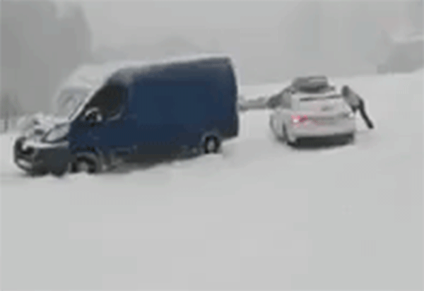 Người phụ nữ tưởng mình là siêu nhân, níu vào cửa sổ để ngăn chiếc Audi A4 Avant trôi dốc Người phụ nữ tưởng mình là siêu nhân, níu vào cửa sổ để ngăn chiếc Audi A4 Avant trôi dốc