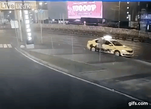 Bị bánh xe tải đập trúng người, nữ thu ngân tử vong trên vỉa hè Bị bánh xe tải đập trúng người, nữ thu ngân tử vong trên vỉa hè