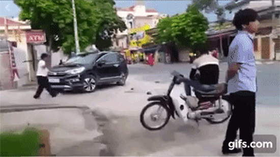 Bảo vệ đập phá chiếc Honda CR-V đỗ trước cửa ngân hàng tại Thái Bình