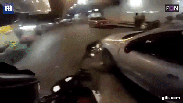 Brazil: Đạp gãy gương ô tô của một cảnh sát, biker bị bắn trúng xương sống Brazil: Đạp gãy gương ô tô của một cảnh sát, biker bị bắn trúng xương sống