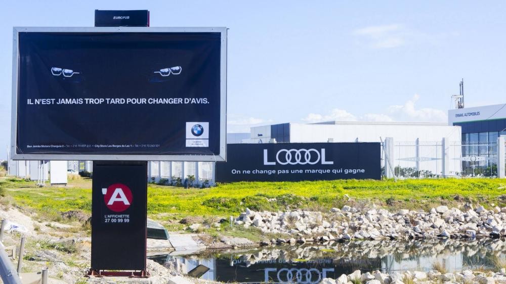Pa-nô quảng cáo đấu đá nhau giữa đại lý BMW và Audi