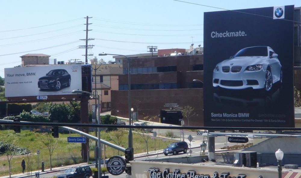 Pa-nô quảng cáo đá đểu nhau của BMW và Audi