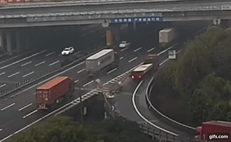 Xe đầu kéo làm rơi Xe đầu kéo làm rơi