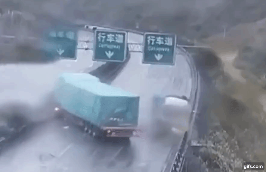 16 chiếc xe gặp tai nạn nghiêm trọng trên cao tốc chỉ vì xe tải mất lái và trượt bánh 16 chiếc xe gặp tai nạn nghiêm trọng trên cao tốc chỉ vì xe tải mất lái và trượt bánh