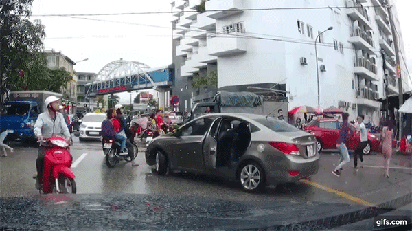 Thanh niên đi xe máy cầm dao chém vào tay tài xế ô tô