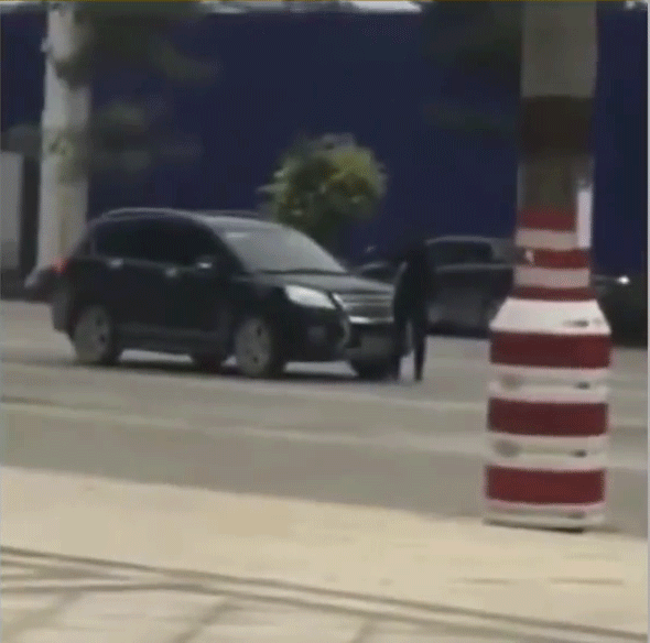 Cãi vã trên đường đi đón con, chồng lái ô tô tông vợ rồi thản nhiên bỏ đi Cãi vã trên đường đi đón con, chồng lái ô tô tông vợ rồi thản nhiên bỏ đi