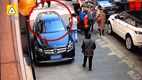 Đỗ dưới chân chung cư, SUV hạng sang Mercedes-Benz bị chiếc cờ lê từ trên cao rơi xuống trúng nóc Đỗ dưới chân chung cư, SUV hạng sang Mercedes-Benz bị chiếc cờ lê từ trên cao rơi xuống trúng nóc