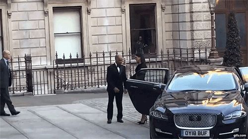 Công nương Meghan tự mình đóng cửa ô tô