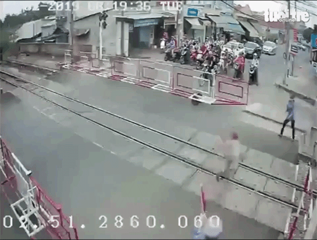 Đồng Nai: Ngã sõng soài trên đường ray khi tàu hỏa đang lao đến, bà cụ được 2 nữ nhân viên đường sắt cứu sống Đồng Nai: Ngã sõng soài trên đường ray khi tàu hỏa đang lao đến, bà cụ được 2 nữ nhân viên đường sắt cứu sống