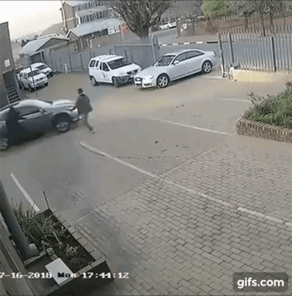 Chiếc Mercedes-Benz GLA đâm vào đầu xe Audi A4 của 2 tên cướp