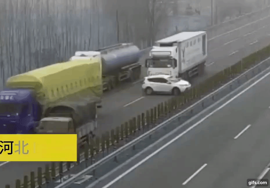 Tai nạn như phim hành động của xe tải và ô tô khiến 1 người văng ra ngoài Tai nạn như phim hành động của xe tải và ô tô khiến 1 người văng ra ngoài