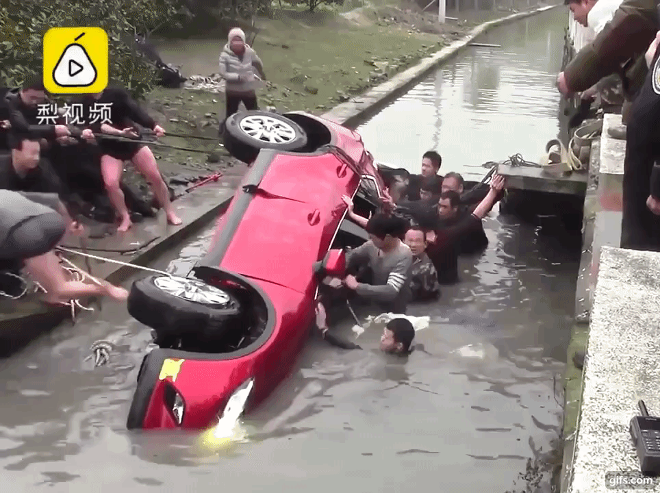 Hơn 30 người đàn ông giải cứu cô gái bị mắc kẹt trong chiếc ô tô tai nạn lật nghiêng xuống sông Hơn 30 người đàn ông giải cứu cô gái bị mắc kẹt trong chiếc ô tô tai nạn lật nghiêng xuống sông