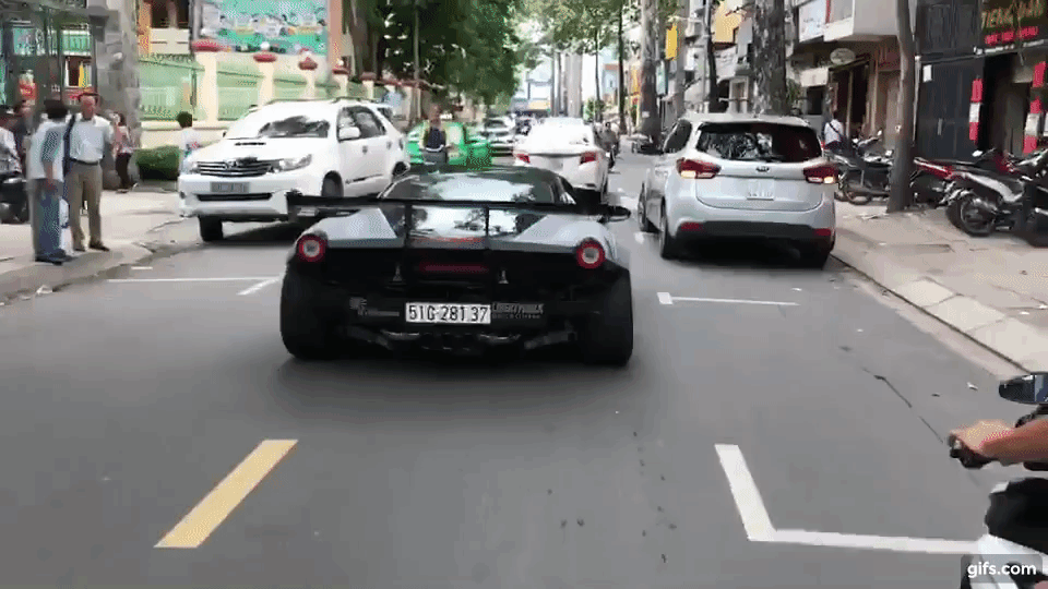 Ferrari 458 Italia độ Liberty Walk trần như nhộng len lỏi trên đường phố Sài thành