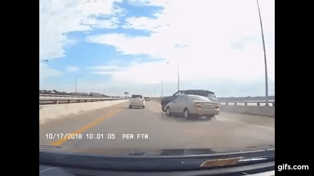 Khoảnh khắc vụ tai nạn của chiếc Toyota Camry và SUV trên cầu