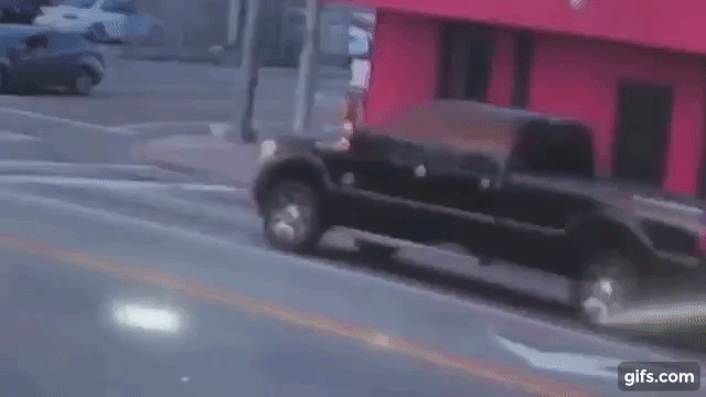 Người lái siêu xe Lamborghini Huracan mui trần bỏ chạy sau tai nạn với chiếc xe bán tải Người lái siêu xe Lamborghini Huracan mui trần bỏ chạy sau tai nạn với chiếc xe bán tải