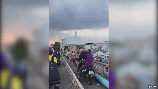 Ẩu đả sau va chạm giao thông tại Cần Thơ, tài xế ô tô đánh người phụ nữ chạy vào can khiến cư dân mạng bức xúc Ẩu đả sau va chạm giao thông tại Cần Thơ, tài xế ô tô đánh người phụ nữ chạy vào can khiến cư dân mạng bức xúc