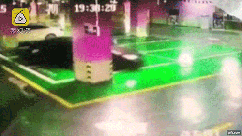 2 tài xế BMW rủ nhau drift trong hầm đỗ xe của trung tâm thương mại, bảo vệ toát mồ hôi hột 2 tài xế BMW rủ nhau drift trong hầm đỗ xe của trung tâm thương mại, bảo vệ toát mồ hôi hột