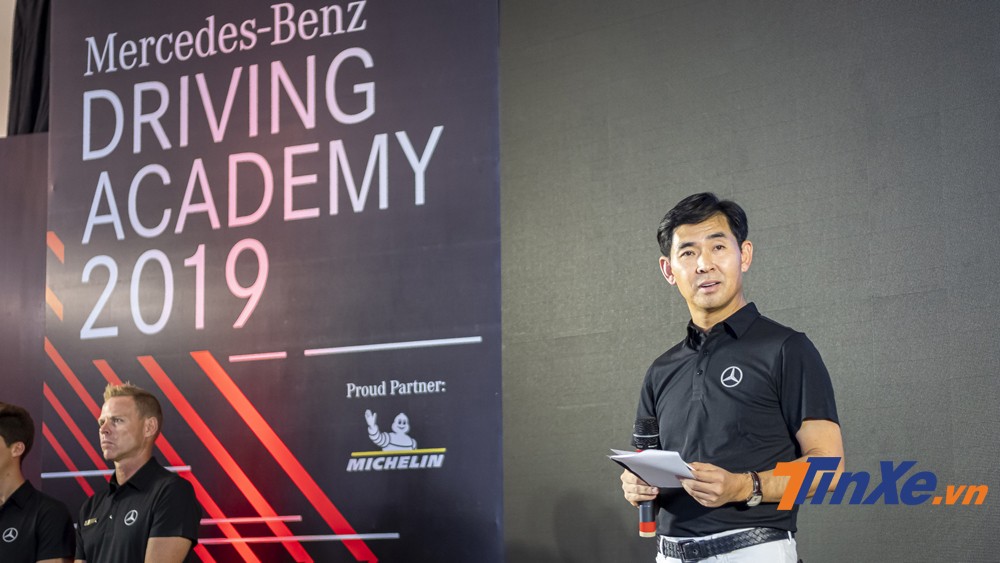 Ông Choi Duk Jun - Tổng giám đốc Mercedes-Benz Việt Nam - phát biểu tại sự kiện Mercedes-Benz Driving Academy 2019. 