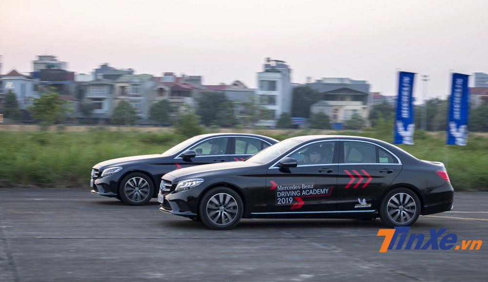 Drag Race đầy hấp dẫn với những chiếc xe Mercedes-Benz.