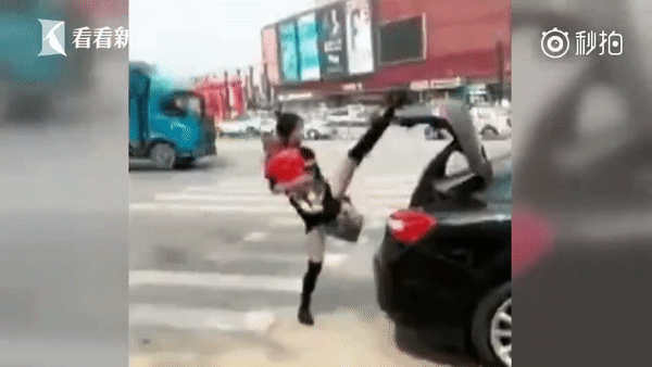 Nữ võ sĩ Taekwondo gợi cảm gây sốt cộng đồng mạng khi dùng chân đóng cốp ô tô Nữ võ sĩ Taekwondo gợi cảm gây sốt cộng đồng mạng khi dùng chân đóng cốp ô tô