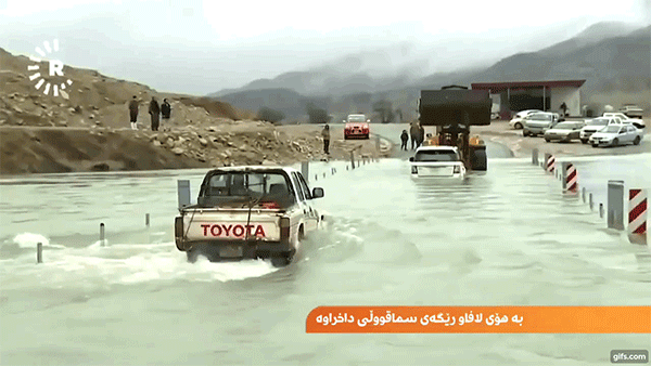 Chiếc Toyota Hilux băng băng vượt đường ngập, trái ngược với chiếc Range Rover