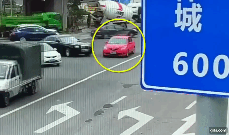 Tránh xe đạp, xe buýt tông vào xe siêu sang Rolls-Royce Ghost, thiệt hại ước tính 1,38 tỷ đồng Tránh xe đạp, xe buýt tông vào xe siêu sang Rolls-Royce Ghost, thiệt hại ước tính 1,38 tỷ đồng