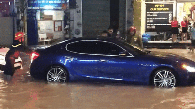 Người dân Sài thành dầm mưa hò hét đẩy xe Maserati Ghibli Ermenegildo Zegna Người dân Sài thành dầm mưa hò hét đẩy xe Maserati Ghibli Ermenegildo Zegna