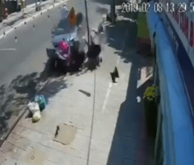 Vũng Tàu: Ô tô điên mất lái, húc tung người đi xe máy vào vỉa hè khiến 3 người bị thương nặng Vũng Tàu: Ô tô điên mất lái, húc tung người đi xe máy vào vỉa hè khiến 3 người bị thương nặng