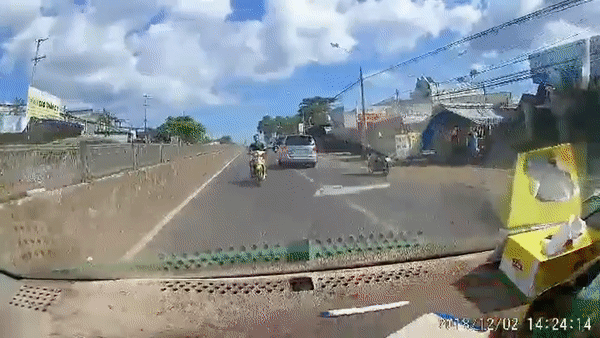 Phóng ngược chiều trên đường quốc lộ, nam thanh niên bị ô tô đâm Phóng ngược chiều trên đường quốc lộ, nam thanh niên bị ô tô đâm