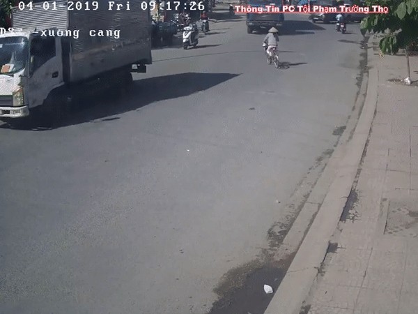 Sài Gòn: Sang đường bất cẩn, người phụ nữ đi xe đạp bị xe container cán nát chân Sài Gòn: Sang đường bất cẩn, người phụ nữ đi xe đạp bị xe container cán nát chân