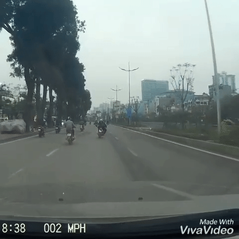 Hà Nội: Xe máy phóng nhanh, đâm thẳng vào người đi bộ qua đường Hà Nội: Xe máy phóng nhanh, đâm thẳng vào người đi bộ qua đường