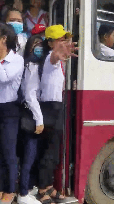 Giật mình cảnh hàng chục học sinh đu cửa xe buýt để tới trường tại Bình Thuận Giật mình cảnh hàng chục học sinh đu cửa xe buýt để tới trường tại Bình Thuận