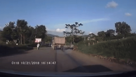 Pha đánh lái tránh 2 xe khách của tài xế xe tải