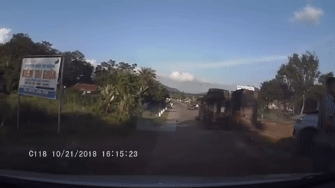 Xe tải lật ngang sau khi va chạm với chiếc xe con ngược chiều