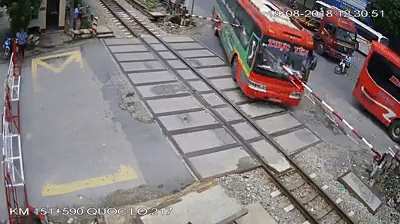 Rào chắn tàu xiên thủng xe khách, hành khách nháo nhào thoát thân qua cửa sổ Rào chắn tàu xiên thủng xe khách, hành khách nháo nhào thoát thân qua cửa sổ