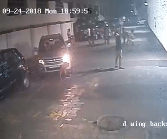 Nữ tài xế điều khiển ô tô cán qua người em nhỏ đang ngồi buộc dây giầy Nữ tài xế điều khiển ô tô cán qua người em nhỏ đang ngồi buộc dây giầy