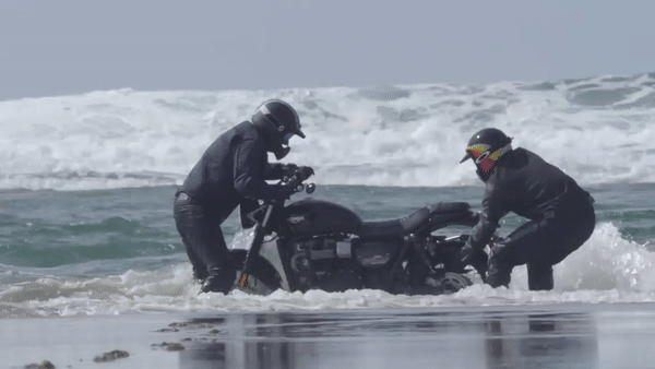 Hai thanh niên lao Triumph Street Scrambler gần 400 triệu đồng xuống biển và cái kết Hai thanh niên lao Triumph Street Scrambler gần 400 triệu đồng xuống biển và cái kết